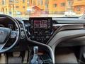 Toyota Camry 2021 года за 14 400 000 тг. в Актобе – фото 7