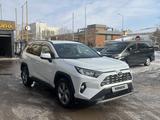 Toyota RAV4 2021 года за 15 300 000 тг. в Астана – фото 3