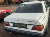 Mercedes-Benz E 200 1994 годаfor600 000 тг. в Караганда – фото 4