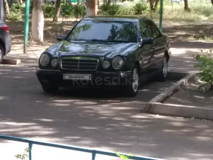 Mercedes-Benz E 200 1997 года за 2 500 000 тг. в Караганда