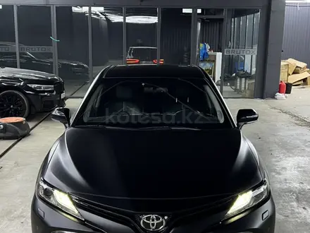 Toyota Camry 2018 года за 13 500 000 тг. в Астана – фото 2