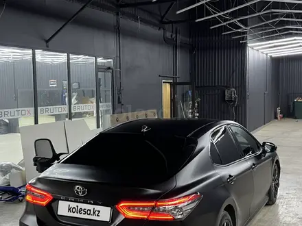 Toyota Camry 2018 года за 13 500 000 тг. в Астана – фото 3