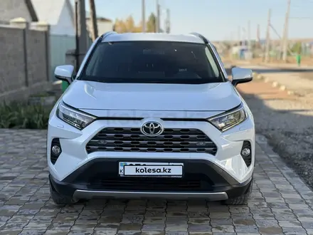 Toyota RAV4 2020 года за 14 500 000 тг. в Актобе