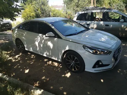 Hyundai Sonata 2019 года за 8 000 000 тг. в Актобе – фото 2