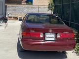 Toyota Camry 2000 года за 3 200 000 тг. в Туркестан – фото 2