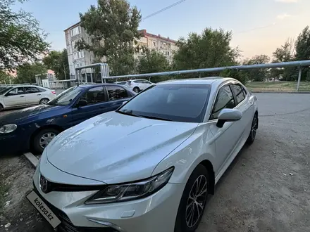 Toyota Camry 2021 года за 16 500 000 тг. в Уральск – фото 2