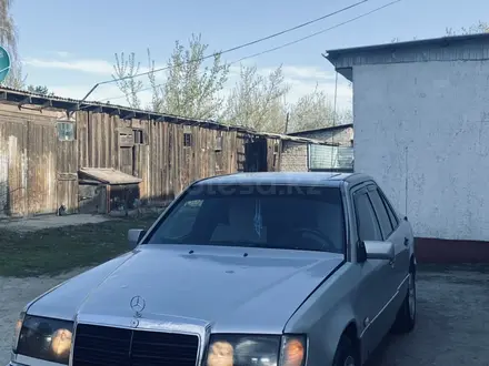 Mercedes-Benz E 200 1992 года за 1 150 000 тг. в Сарканд – фото 3