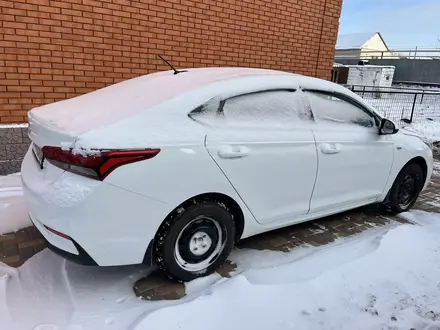 Hyundai Solaris 2017 года за 5 800 000 тг. в Актобе – фото 2