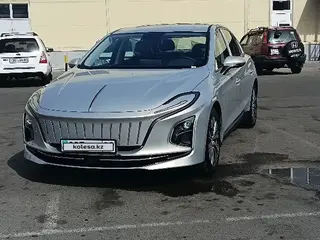 Hongqi E-QM5