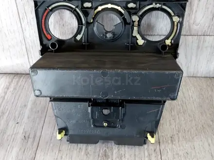 Консоль Toyota Corolla E130 за 20 000 тг. в Караганда – фото 3
