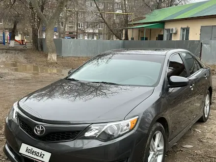 Toyota Camry 2013 года за 5 350 000 тг. в Уральск – фото 2