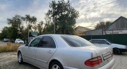 Mercedes-Benz E 200 2000 года за 3 000 000 тг. в Атырау – фото 2