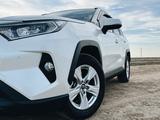 Toyota RAV4 2020 года за 17 200 000 тг. в Атырау – фото 2