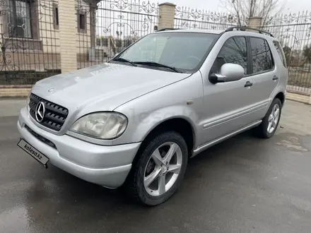 Mercedes-Benz ML 320 1999 года за 3 000 000 тг. в Атырау – фото 2