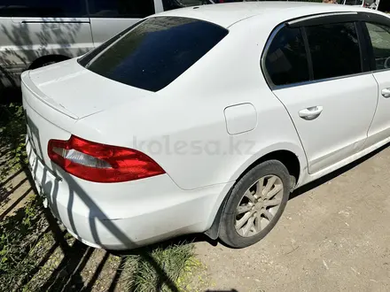 Skoda Superb 2012 года за 4 000 000 тг. в Актобе – фото 13