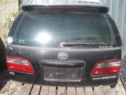 Крышка багажника белая черная за 50 000 тг. в Алматы