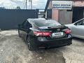 Toyota Camry 2018 года за 10 700 000 тг. в Шымкент – фото 2