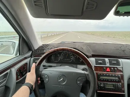 Mercedes-Benz E 320 2000 года за 5 300 000 тг. в Жанаозен – фото 7