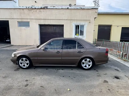 Mercedes-Benz C 180 1995 года за 1 750 000 тг. в Атырау – фото 7