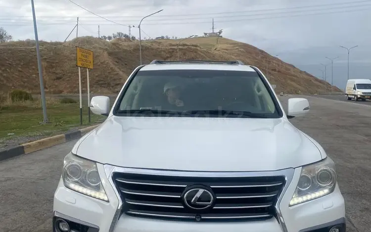 Lexus LX 570 2014 года за 25 000 000 тг. в Астана