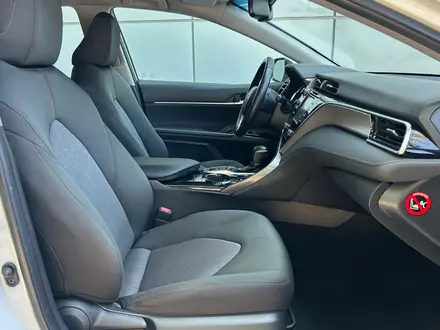 Toyota Camry 2019 года за 11 290 000 тг. в Алматы – фото 12