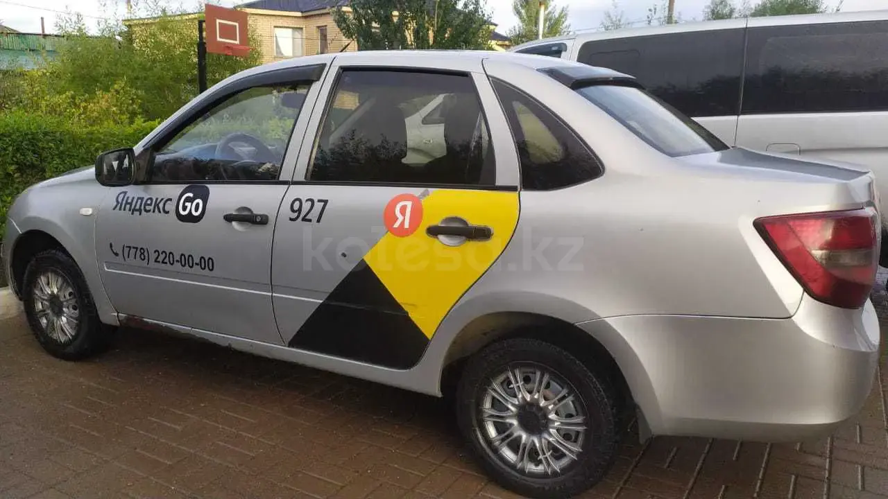 Его цене но чтобы. Цитаты. Грустные афоризмы. Статусы про людей. Губы с блеском прозрачным.