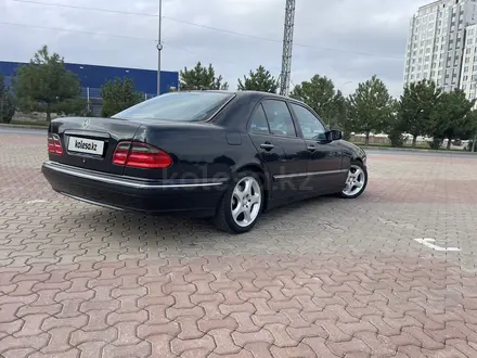 Mercedes-Benz E 320 2000 года за 6 000 000 тг. в Шымкент – фото 2