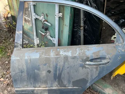 Дверь w211 e-class за 20 000 тг. в Алматы