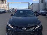 Toyota Camry 2023 года за 18 400 000 тг. в Астана – фото 2