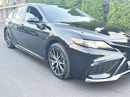 Toyota Camry 2023 года за 16 500 000 тг. в Алматы – фото 17