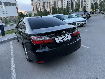 Toyota Camry 2017 года за 13 200 000 тг. в Астана – фото 2