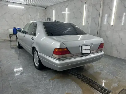 Mercedes-Benz S 320 1996 года за 3 500 000 тг. в Актау – фото 2