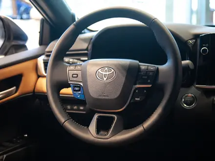 Toyota Camry Luxe eCVT 2026 года за 24 190 000 тг. в Алматы – фото 13