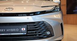 Toyota Camry Luxe eCVT 2026 годаүшін24 190 000 тг. в Алматы – фото 2