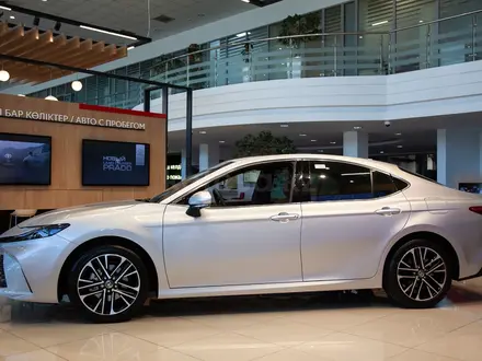 Toyota Camry Luxe eCVT 2026 года за 24 190 000 тг. в Алматы – фото 3