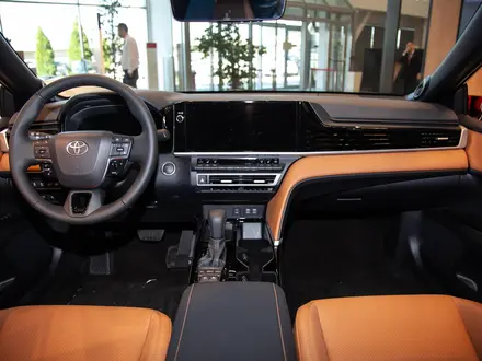 Toyota Camry Luxe eCVT 2026 года за 24 190 000 тг. в Алматы – фото 11