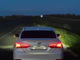 Toyota Camry 2019 года за 12 300 000 тг. в Уральск – фото 2