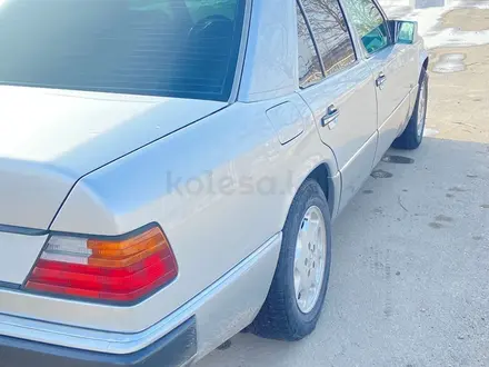 Mercedes-Benz E 230 1991 года за 1 800 000 тг. в Жетысай – фото 2