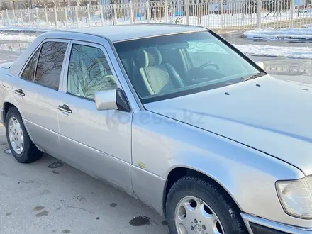 Mercedes-Benz E 230 1991 года за 1 800 000 тг. в Жетысай – фото 3