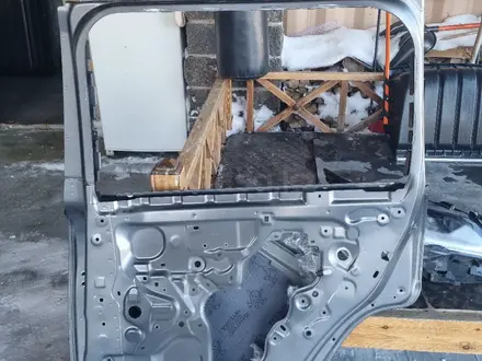 Дверь задний правый Lexus LX600 за 1 000 тг. в Астана
