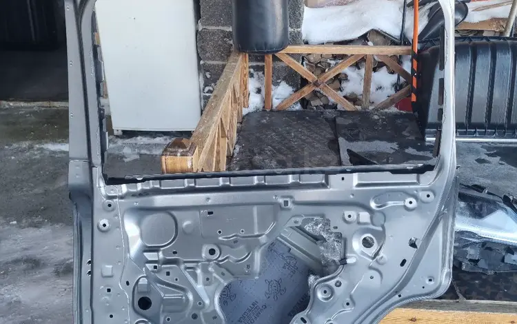 Дверь задний правый Lexus LX600 за 1 000 тг. в Астана