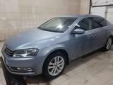 Volkswagen Passat 2011 года за 5 500 000 тг. в Уральск – фото 2