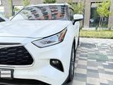 Toyota Highlander 2021 года за 25 700 000 тг. в Атырау – фото 2