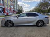 Toyota Camry 2021 года за 14 100 000 тг. в Актобе – фото 2