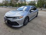 Toyota Camry 2021 года за 14 100 000 тг. в Актобе