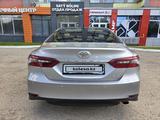 Toyota Camry 2021 года за 14 100 000 тг. в Актобе – фото 3