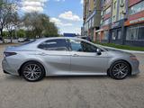 Toyota Camry 2021 года за 14 100 000 тг. в Актобе – фото 4