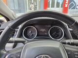 Toyota Camry 2021 года за 14 100 000 тг. в Актобе – фото 5