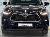 Toyota Highlander 2023 года за 24 200 000 тг. в Алматы – фото 2