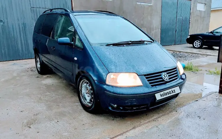 Volkswagen Sharan 2001 годаfor2 500 000 тг. в Атырау